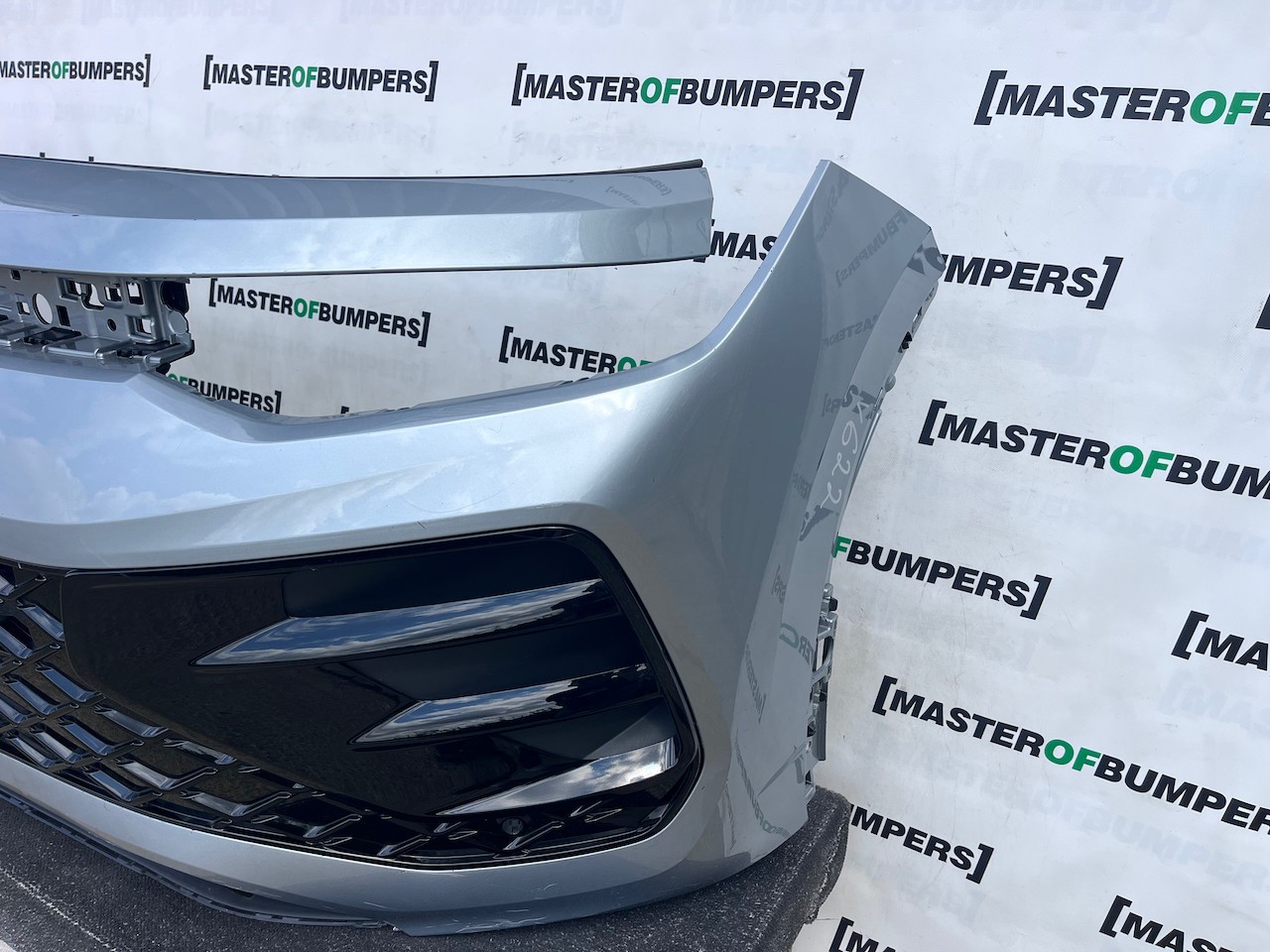 VW Tayron R Line Hybrid Suv 2024-2027 Front Bumper 6 Pdc Genuine [v622]