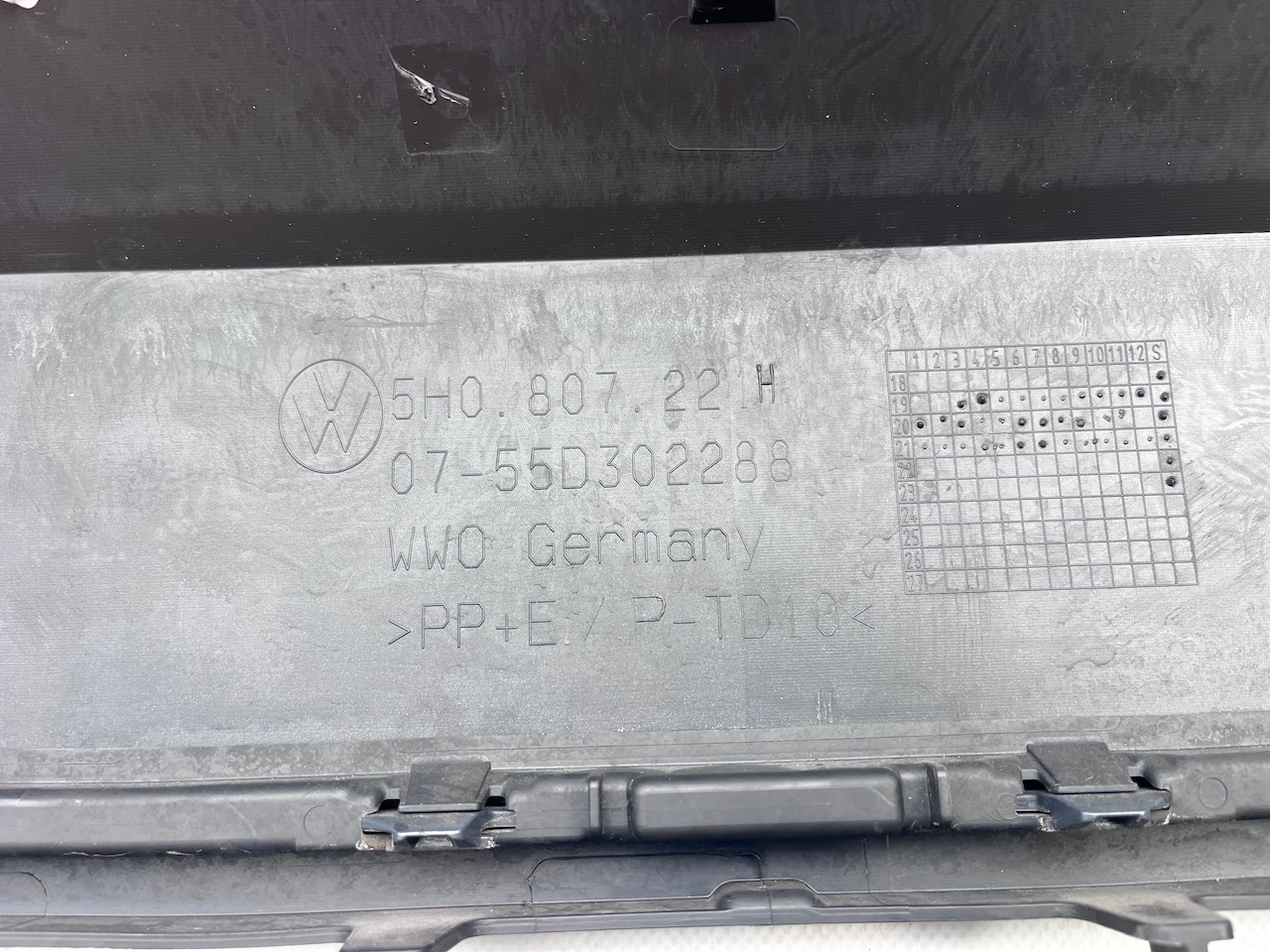 VW Golf Se Mk8 Hatchback 2020-2024 Front Bumper 4 Pdc Genuine [v476]