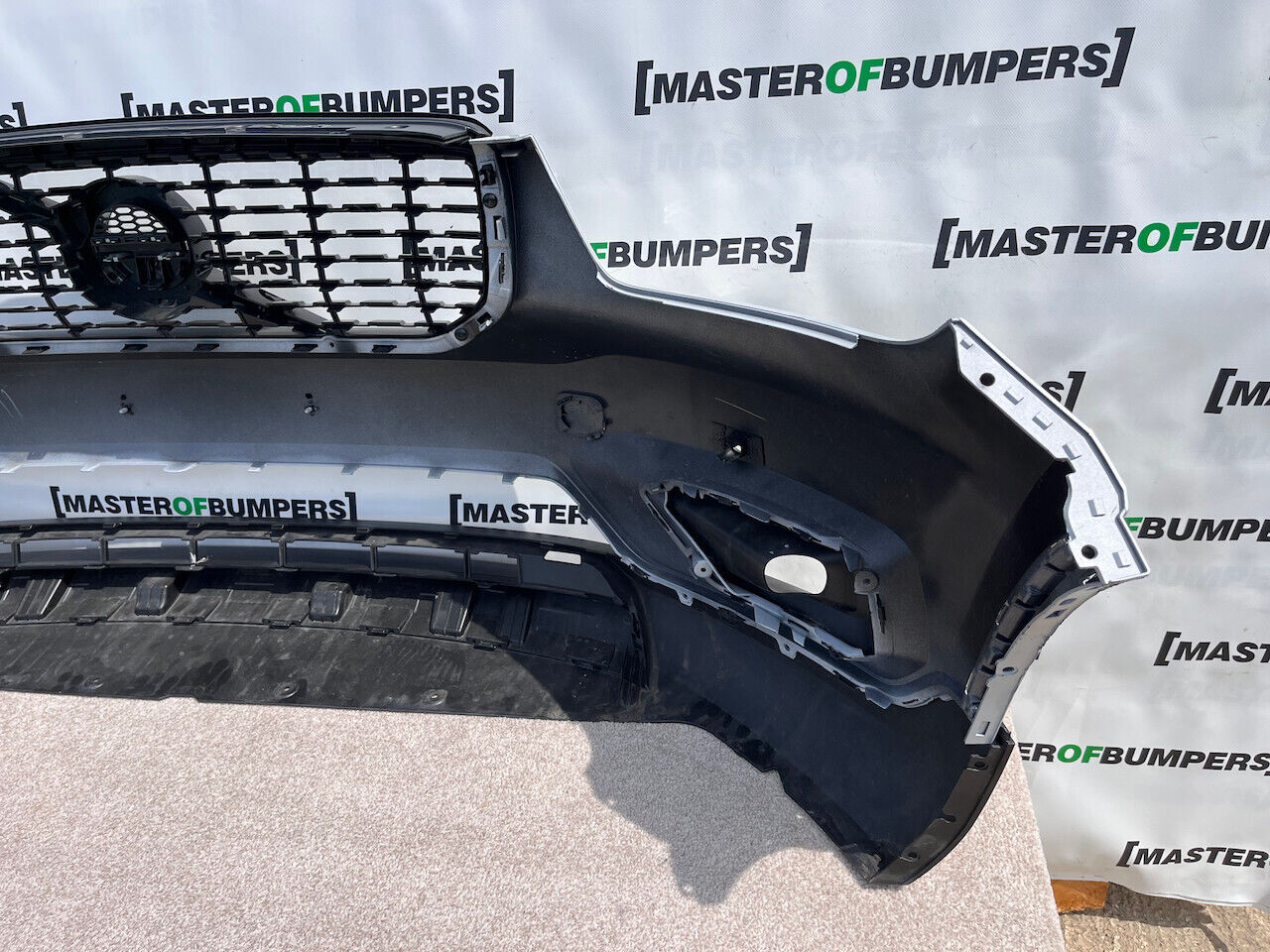 Volvo Xc40 R-design Suv 2018-2022 Front Bumper 4 Pdc No Jets Genuine [n219]