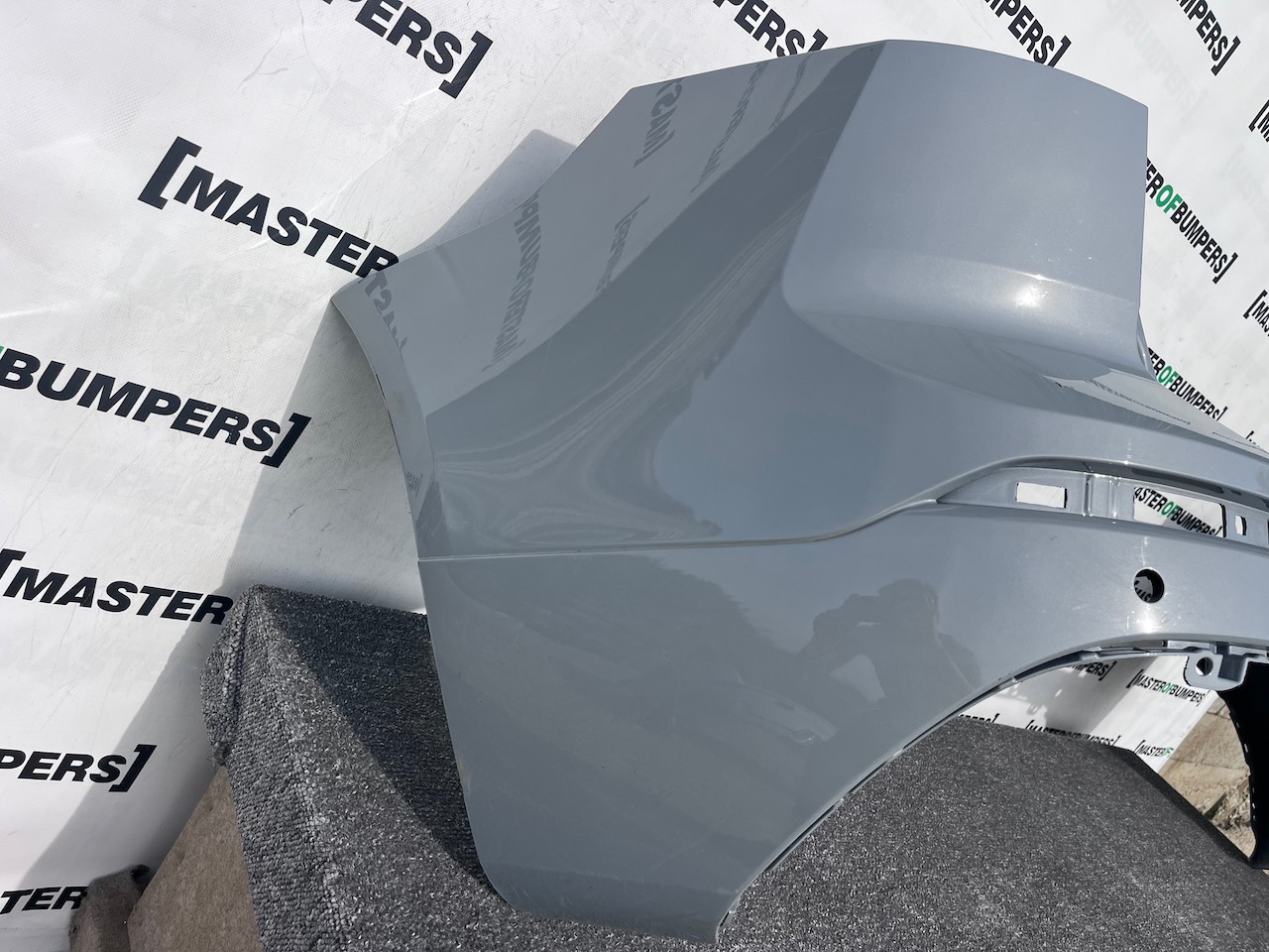 Volvo Xc60 R Design Inscription Suv 2017-2020 Rear Bumper 4 Pdc Genuine [n410]