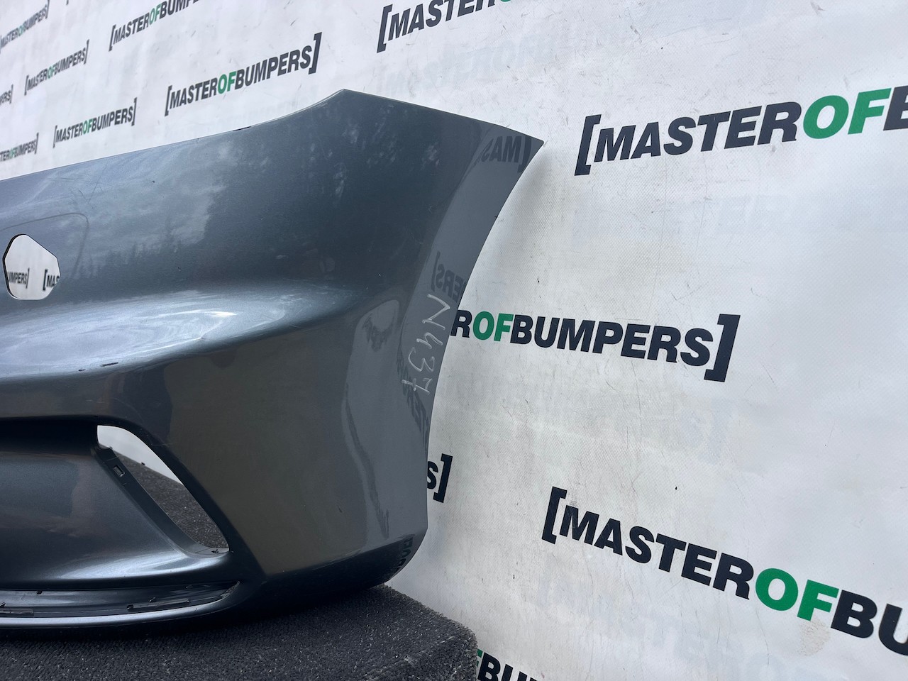 Volvo V40 R Design Hatchbac 2012-2018 Front Bumper No Pdc Jets Genuine [n437]