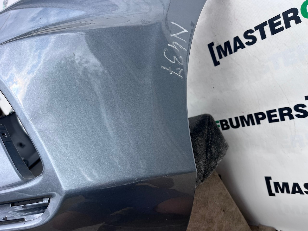Volvo V40 R Design Hatchbac 2012-2018 Front Bumper No Pdc Jets Genuine [n437]