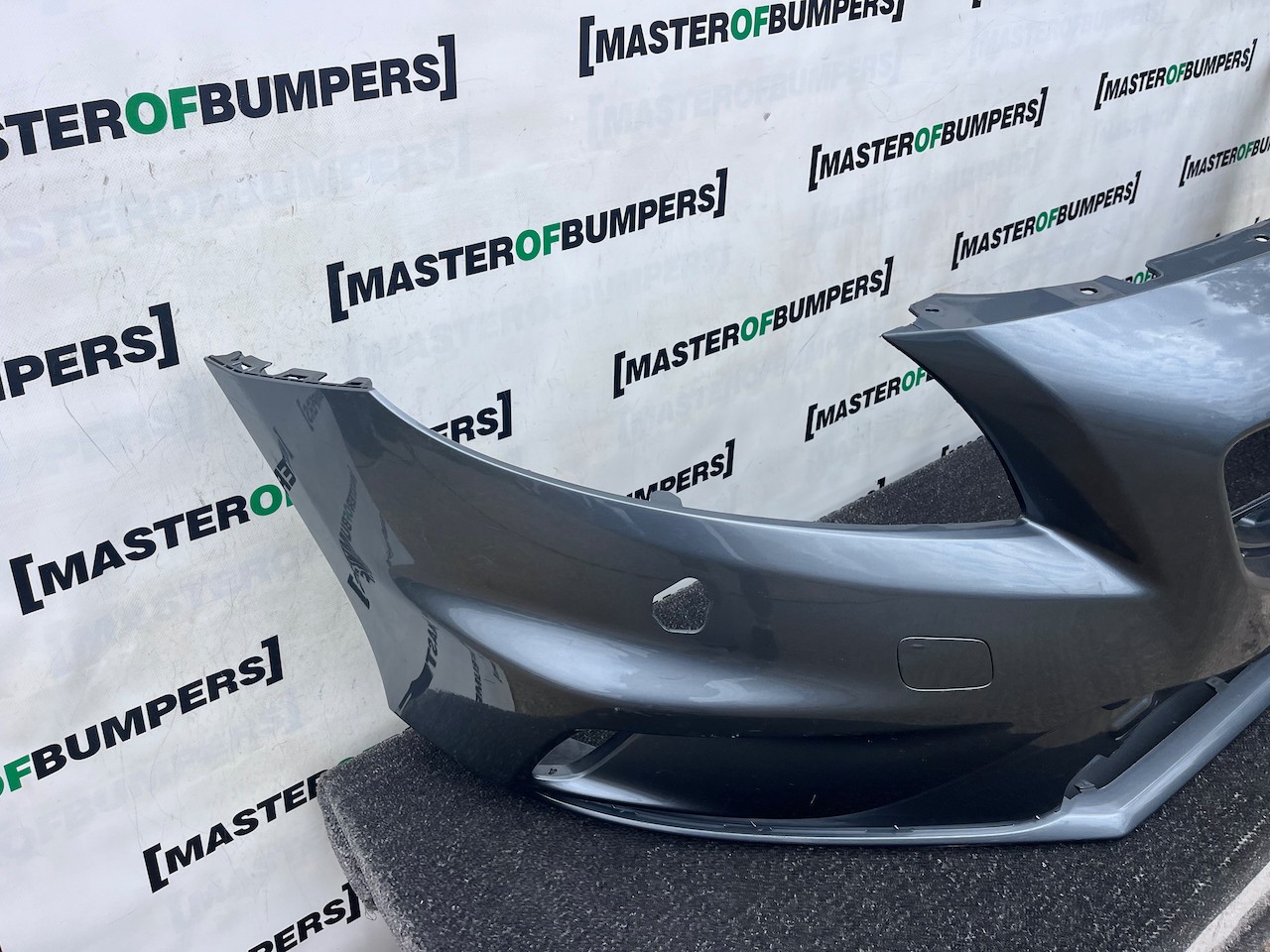 Volvo V40 R Design Hatchbac 2012-2018 Front Bumper No Pdc Jets Genuine [n437]