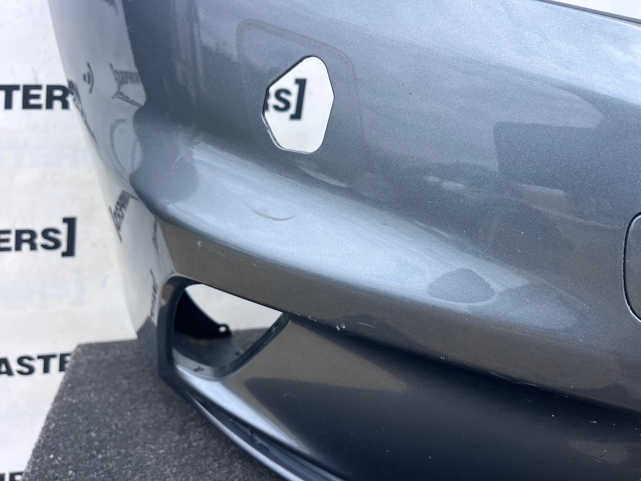 Volvo V40 R Design Hatchbac 2012-2018 Front Bumper No Pdc Jets Genuine [n437]