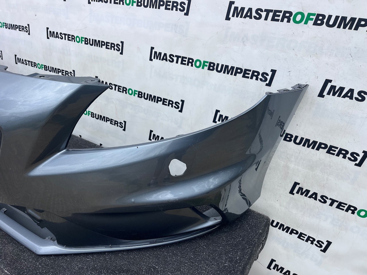 Volvo V40 R Design Hatchbac 2012-2018 Front Bumper No Pdc Jets Genuine [n437]