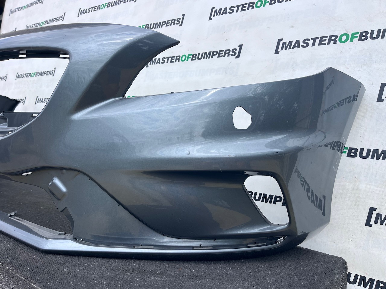 Volvo V40 R Design Hatchbac 2012-2018 Front Bumper No Pdc Jets Genuine [n437]