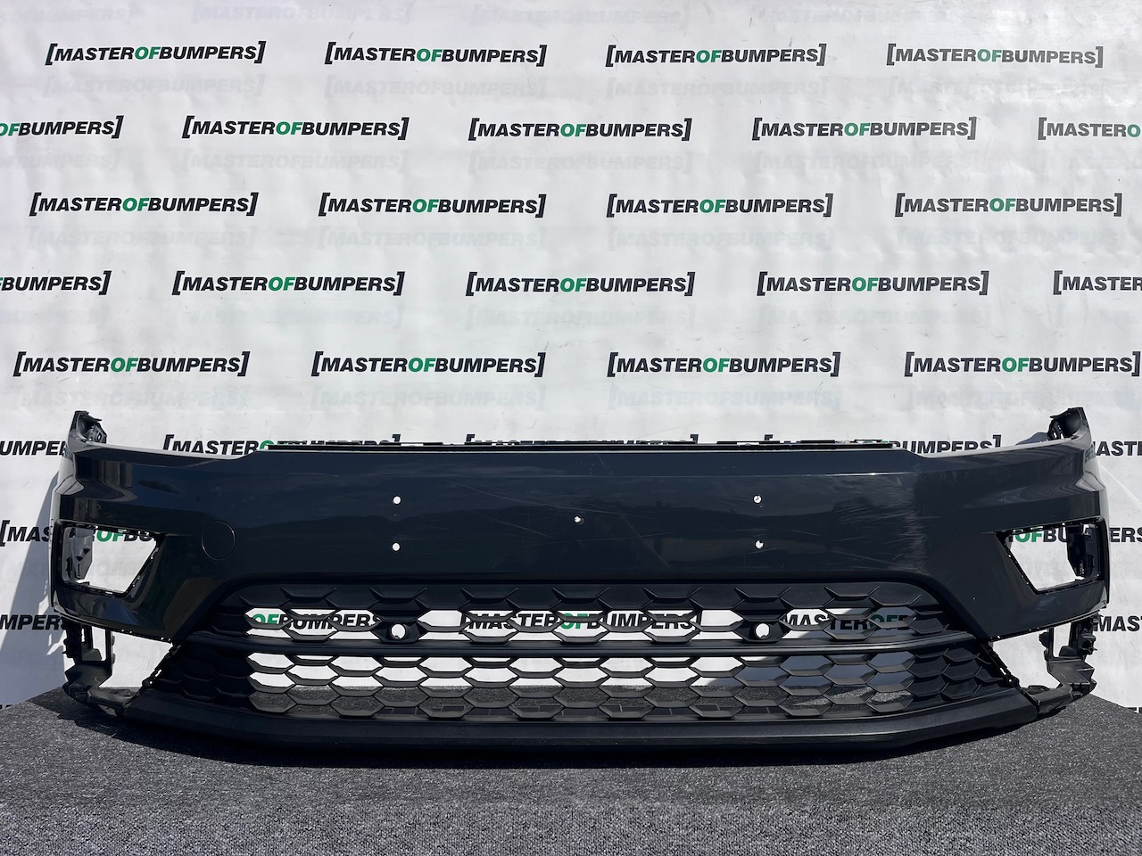 VW Tiguan Se 5na Mk2 2016-2019 Front Bumper 4 Pdc No Jets Genuine [v505]