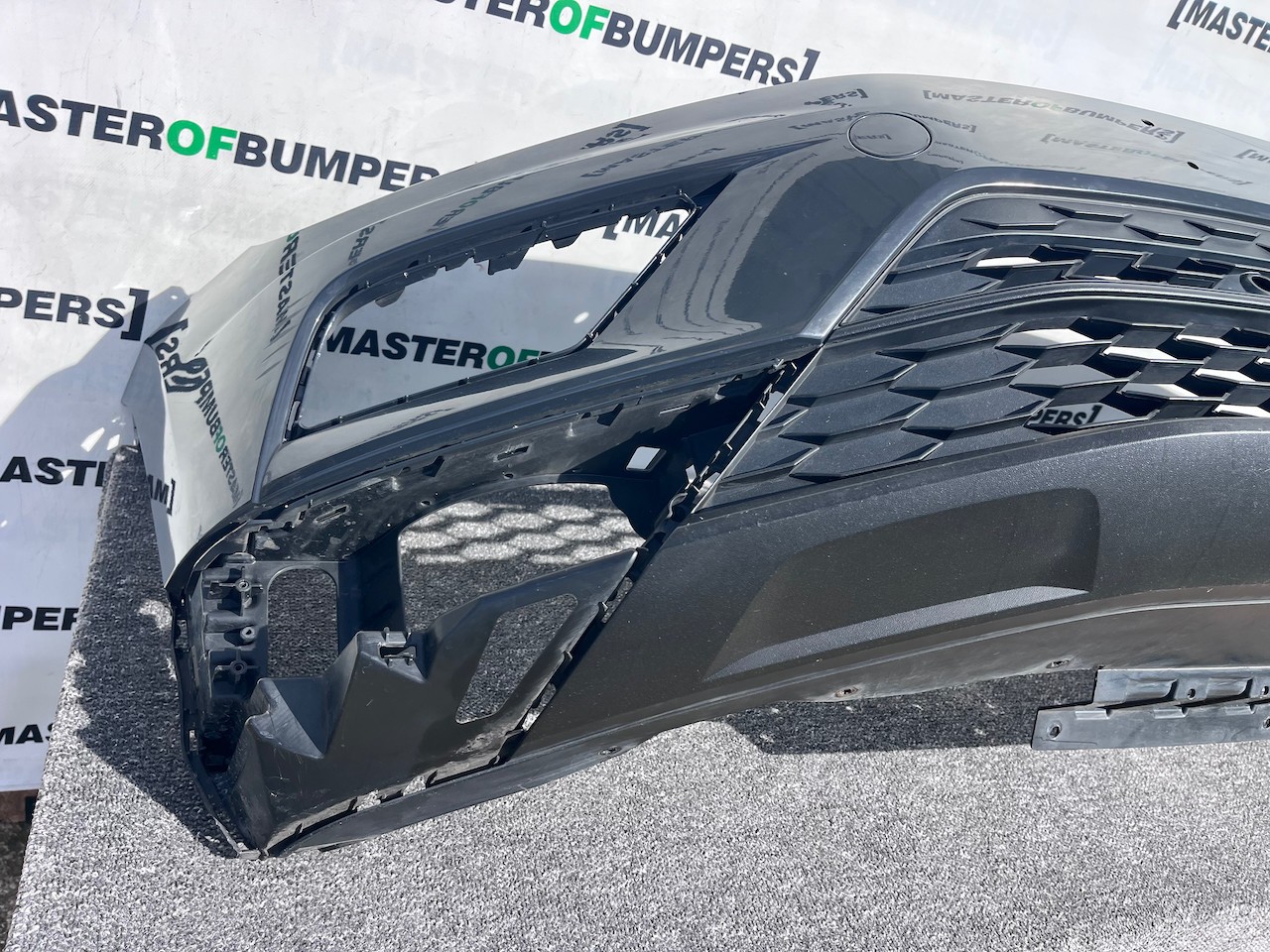 VW Tiguan Se 5na Mk2 2016-2019 Front Bumper 4 Pdc No Jets Genuine [v505]