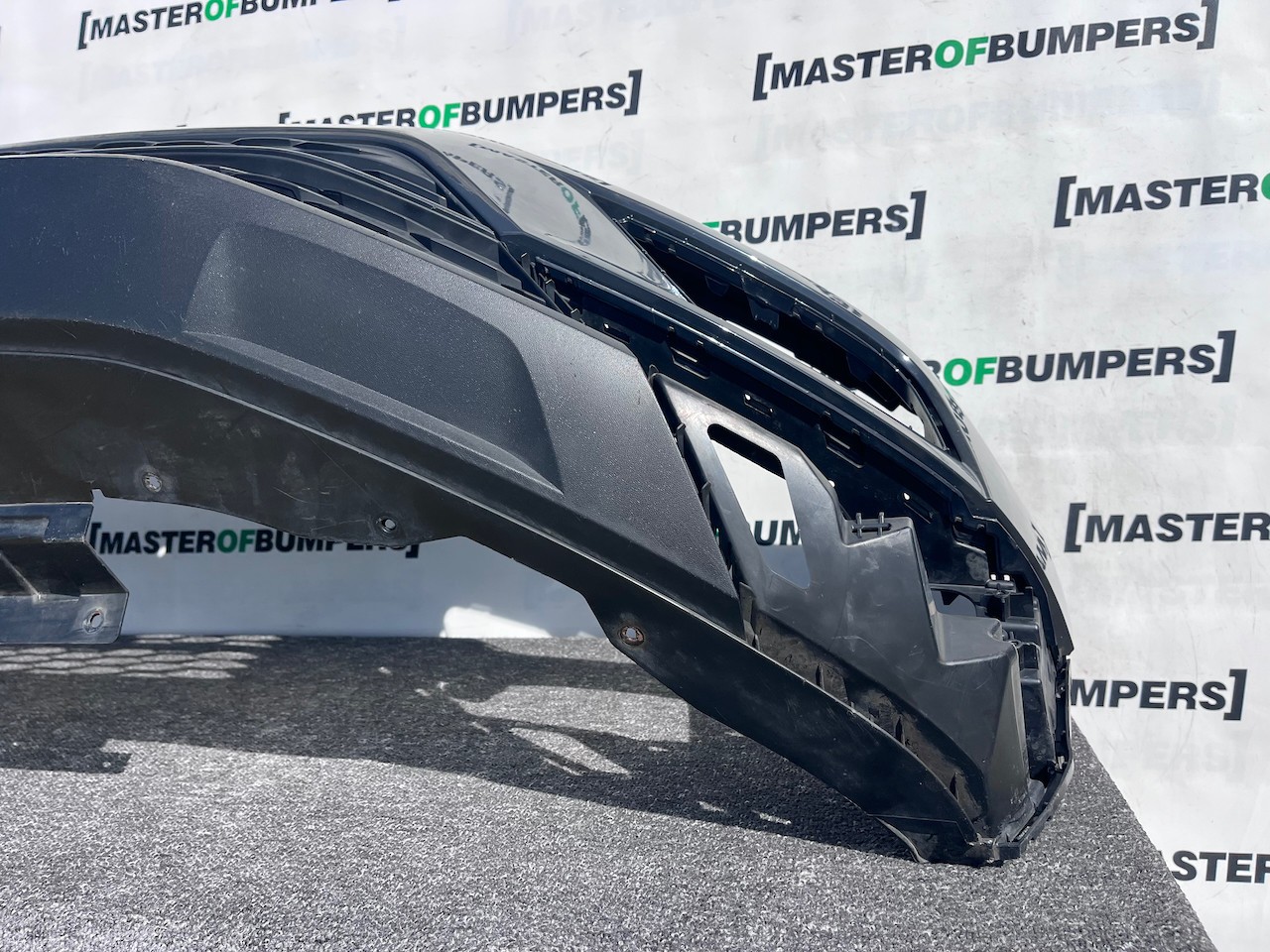 VW Tiguan Se 5na Mk2 2016-2019 Front Bumper 4 Pdc No Jets Genuine [v505]