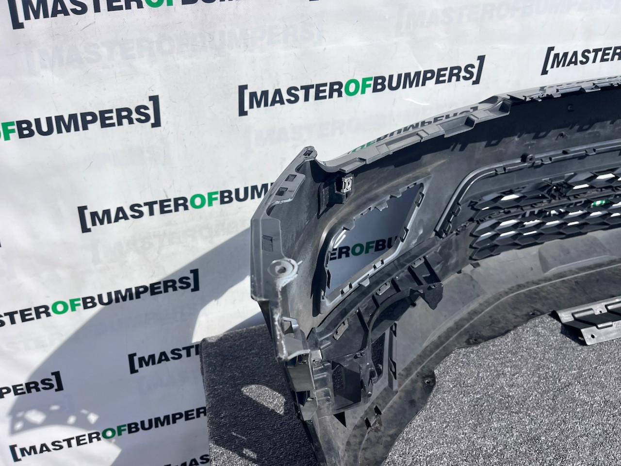 VW Tiguan Se 5na Mk2 2016-2019 Front Bumper 4 Pdc No Jets Genuine [v505]