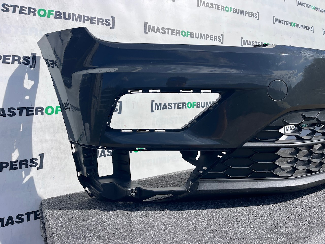 VW Tiguan Se 5na Mk2 2016-2019 Front Bumper 4 Pdc No Jets Genuine [v505]