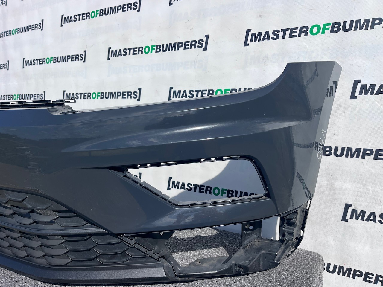 VW Tiguan Se 5na Mk2 2016-2019 Front Bumper 4 Pdc No Jets Genuine [v505]