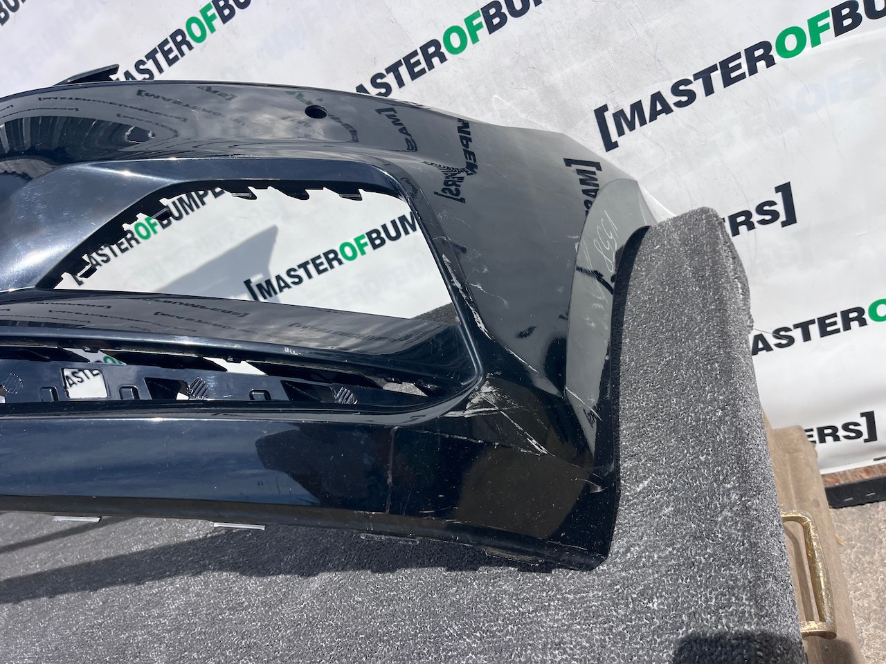 VW Polo Bluemotion Hatchback 2017-2021 Front Bumper 4 Pdc Genuine [v558]