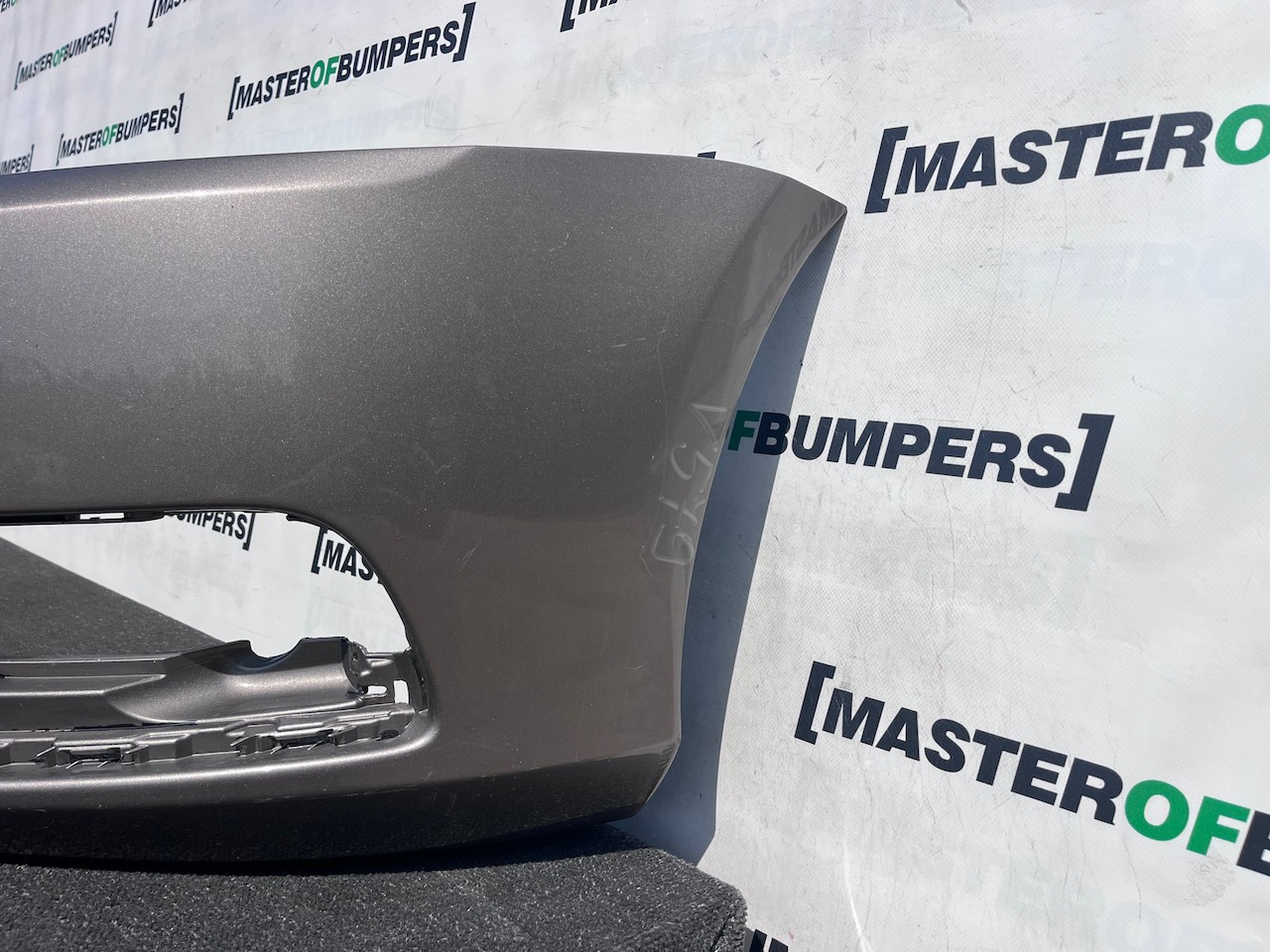 VW Passat Se Salon Estate B7 2011-2014 Front Bumper 4 Pdc No Jets Genuine [v579]