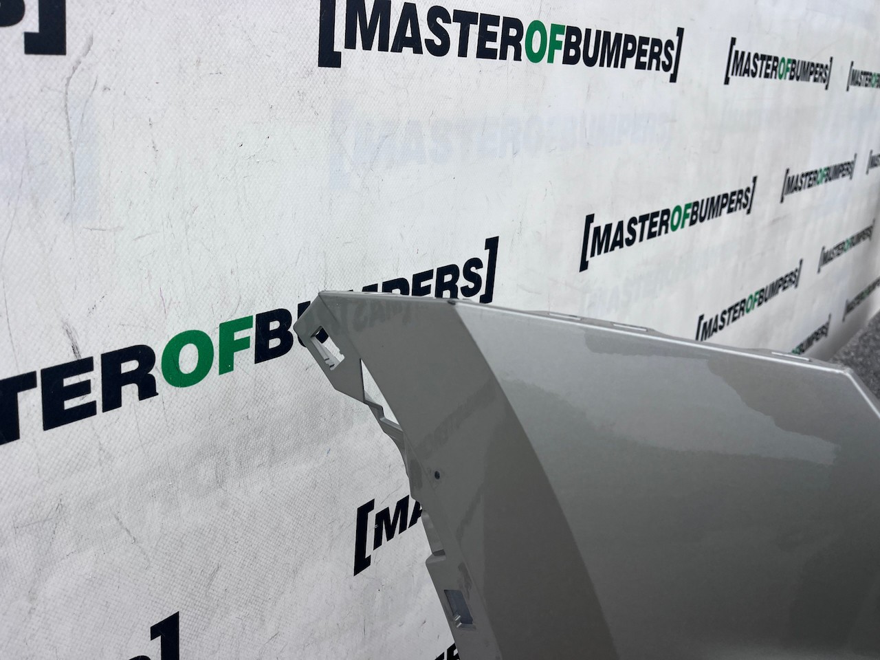 VW Tiguan Se 5na Mk2 2016-2019 Front Bumper Pdc +jets Genuine [v457]