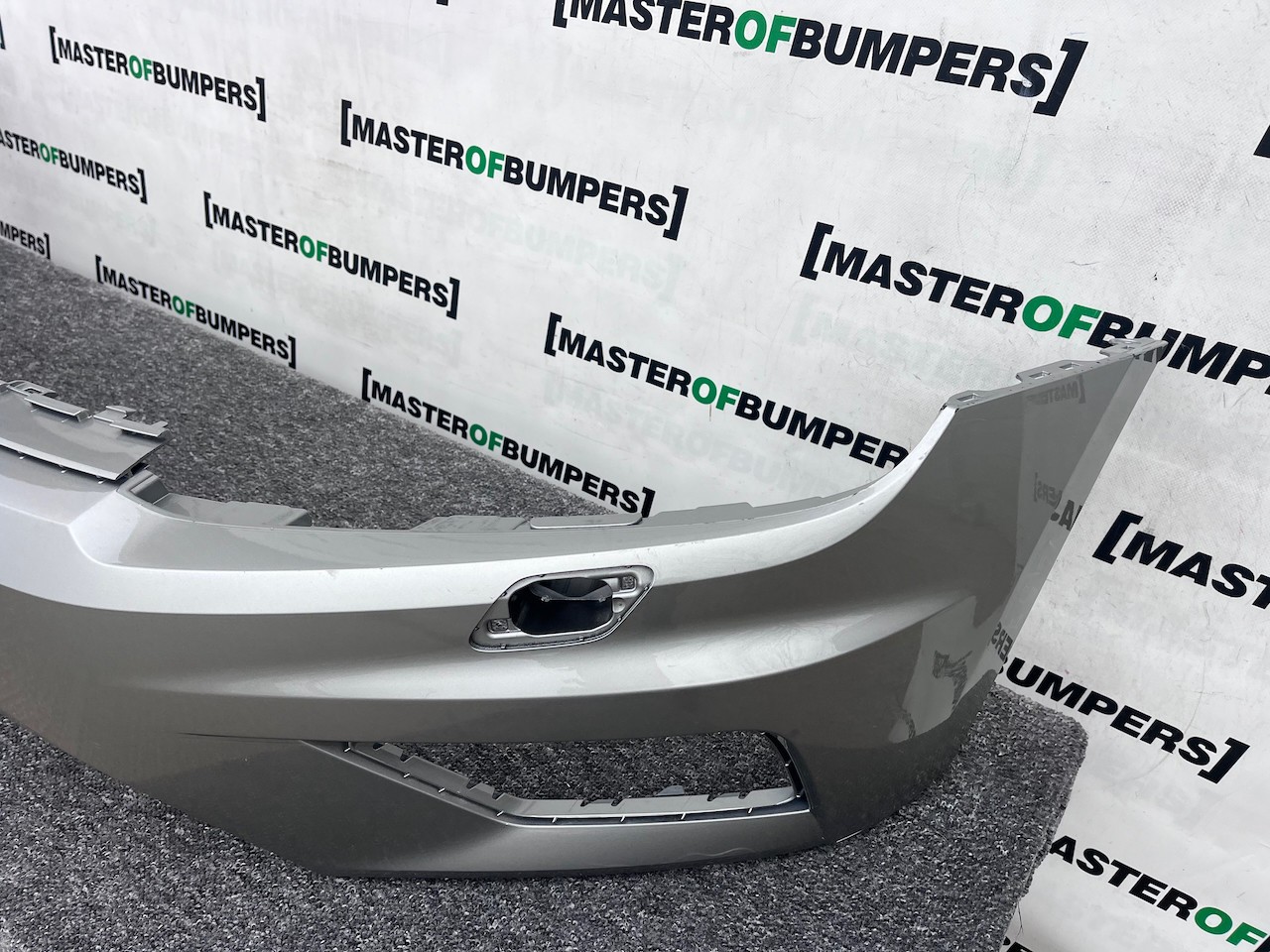 VW Tiguan Se 5na Mk2 2016-2019 Front Bumper Pdc +jets Genuine [v457]