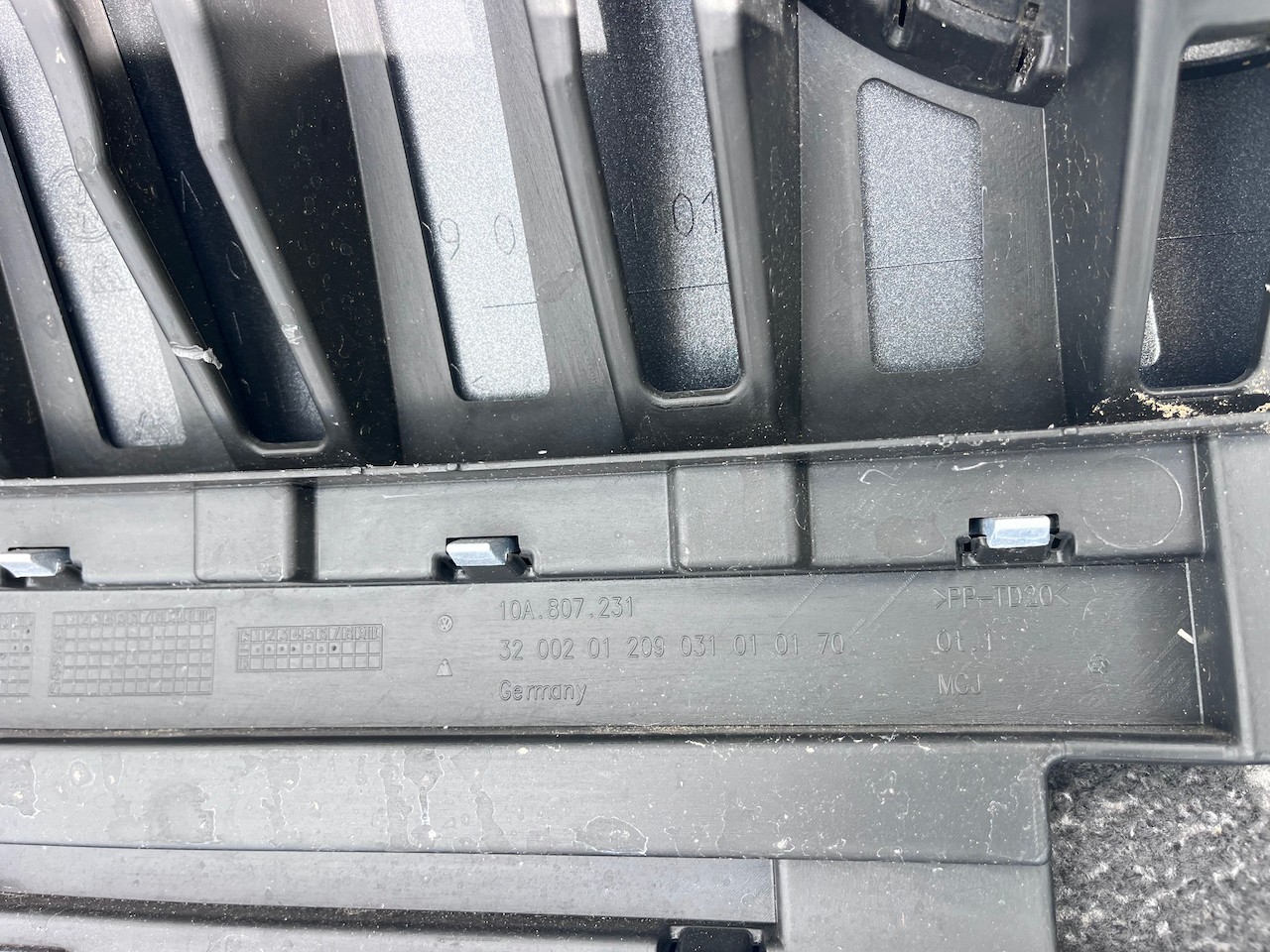 VW Id3 Id.3 Ev Hatchback 2020-2024 Front Bumper 4 Pdc Genuine [v620]