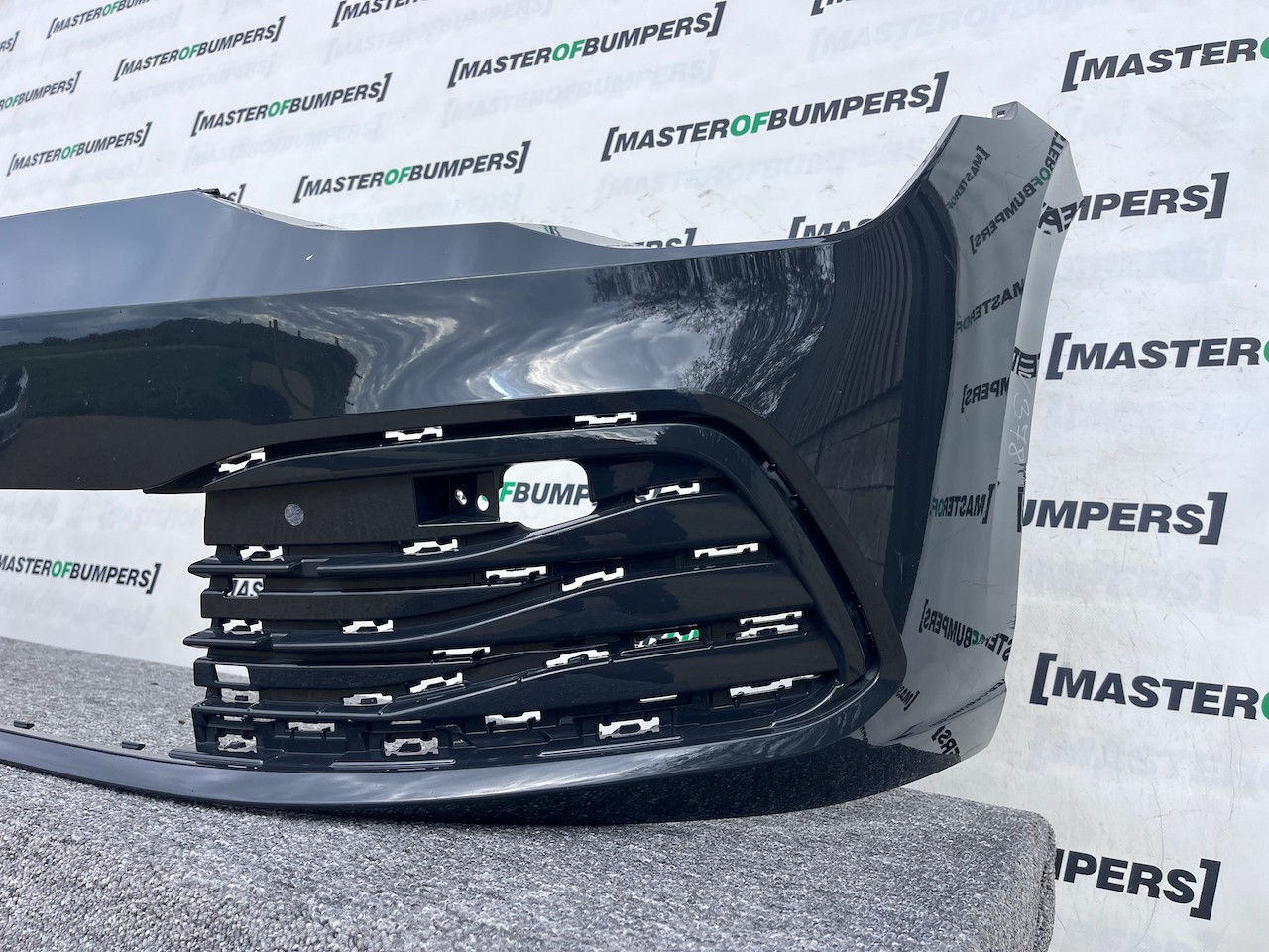 VW Golf Life Se Mk8 Hatchback Estate 2020-2023 Front Bumper 4 Pdc Genuine [v378]